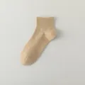 Chaussettes courtes unies en coton pour homme en kaki, respirantes et confortables au quotidien. - Kaki