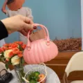 Gros plan d'un sac à main en PVC rose en forme de citrouille avec des détails dorés chic - 14.5*7.5*10cm / Rose