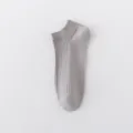 Chaussettes courtes bateau gris uni pour hommes, chaussettes basses en coton pour l'été. - Taille unique / Gris clair