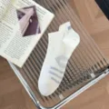 Weiße Sportsocken mit grauen Streifen und atmungsaktivem Mesh-Design, bequeme Freizeitsocken. - Einheitsgröße / Weiß