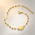 Dettaglio di un bracciale a croce in acciaio inossidabile dorato con medaglia religiosa - Bracciale Sacerdote / Oro