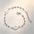 Dettaglio bracciale in acciaio argento con perline, croce e medaglia della Madonna - Bracciale Vergine Maria / Argento