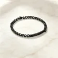 Detailaufnahme eines mattschwarzen Edelstahl-Cuban-ID-Armbands für Gravuren geeignet. - Damenstil / Schwarz