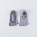 Chaussettes de yoga violettes à cinq orteils avec picots antidérapants et brides élastiques. - Taille unique / Violet