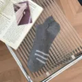 Graue Herren Sport-Kurzsocken mit atmungsaktivem Design und stilvollen Streifen für den Alltag. - Einheitsgröße / Dunkelgrau