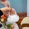 Gros plan d'un sac à main créatif en PVC blanc en forme de citrouille avec métal doré. - 14.5*7.5*10cm / Blanc