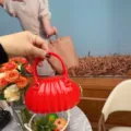 Gros plan détaillé d'un sac à main rouge en PVC en forme de citrouille en plein air - 14.5*7.5*10cm / Rouge