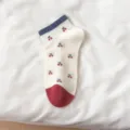 Chaussettes courtes pour femmes, blanches avec bord bleu et motif cerise, variante confortable. - Taille unique / Cerises Partout
