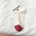 Weiße Damen-Kurzsocken mit süßer Kirschstickerei und roter Zehenpartie, bequem und chic. - Einheitsgröße / Große Kirsche