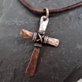 Nahaufnahme eines rustikalen handgefertigten Kupferkreuzanhängers mit Hammerschlag-Textur. - Gehämmertes Gewickeltes Kreuz (GM-836) / Rote Bronze