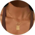 Vergoldete Büroklammer-Halskette mit einem rechteckigen, geprägten Kreuzanhänger - Büroklammer-Kette OT Schnalle Kreuzplatte (GM-1944-golden) / Gold