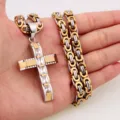 Schwere Byzantiner-Kette mit gold-silbernem Kreuzanhänger und Zirkonia-Steinen - Zweifarbiges Kreuz mit Strass (H04-间金) / Gold & Silber