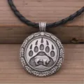 Antike Silber Bärenpfote Anhänger Halskette mit einer schwarzen geflochtenen Lederschnur - Bärentatze und Gehrender Bär Muster (S180-Silvery) / Antiksilber