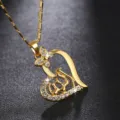 Elegante goldene Herzhalskette mit Allah-Anhänger und glitzerndem Schmetterling. - Herzförmiger Allah-Schriftzug Anhänger mit Strass (A20933-Gold) / Gold