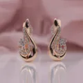 Elegante rotgoldene geschwungene Ohrringe mit funkelnden Zirkonia-Blumenakzenten - Unendlichkeitssymbol-Ohrringe mit Strass (Mit 925 Sterling Silber Ohrstecker) (A21018-Gold) / Roségold