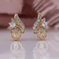 Elegante vergoldete florale Creolen mit funkelnden klaren Zirkonia-Kristallen im Set - Ohrringe im Blütenblatt-Design mit Strass (Mit 925 Sterling Silber Ohrstecker) (A21014-Gold) / Gold