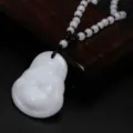 Eleganter weißer Maitreya-Buddha-Anhänger mit einer schwarz-weißen Perlenkette - Halskette mit Maitreya-Buddha-Reliefanhänger in Weißer Jade-Optik (A21042-White) / Fetthaltiges Weiß