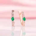 Elegante Ohrringe aus Roségold mit grünem Edelstein und klaren Kristallakzenten. - Künstliche Smaragd Besetzte Ohrclips (T5-Rosegold) / Roségold