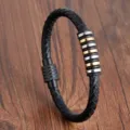 Geflochtenes schwarzes Lederarmband mit silbernen und goldenen Metallringen für Herren - Geflochtenes Lederarmband mit Goldringen (A1108531-black) / Schwarz