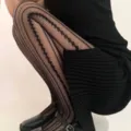 Primo piano di collant jacquard neri con trama traforata delicata e design elegante. - BC-6224 Trecce e righe nero