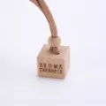 Vista detallada de la tapa cuadrada de madera con cordón para perfume de coche. - Tapas de madera cuadradas