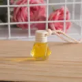 Bottiglia diffusore profumo auto in vetro ciondolo sospensione decorazione interni vista dettaglio. - Limone Giallo