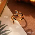 Detaillierte Größenangaben für einen goldenen Schlangenring mit schwarzer Emaille - Schlange Offener Ring (1-4614B-3800)