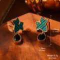 Grüne Emaille-Ohrringe im Vintage-Stil mit schwarzen Tropfensteinen und Größenangaben. - Geometrisches Blatt mit schwarzem Stein (2-21620-4200)