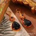 Elegante französische Vintage-Ohrhänger mit schwarzen Tropfensteinen und roten Details. - Große Schwarze Wassertropfen Ohrhänger (2-19345A-11000)
