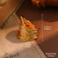 Vue détaillée d'une bague texturée de couleur or vintage avec motif fondu - Style Texture de Lave (CF5169A)