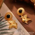 Nahaufnahme von Vintage-Gold-Schwanenohrringen mit schwarzem Emaille-Zentrum. - Sonnenblume Vogel Ohrhänger (2-22185-6800)