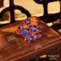 Vue détaillée d'une bague fleur en émail montrant les dimensions dans un décor vintage. - Style Fleurie (1-5044A-5200)