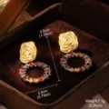 Detailansicht von Zirkonia-Ohrringen mit gehämmerter Gold- und Buntsteinfüllung. - Irreguläre Geometrische Goldene Vollstrass Ohrringe (2-19455-8200) / Goldener Stil (2-19455-8200)