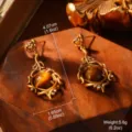 Detailopname van vintage gouden oorbellen in hofstijl met tijgeroog steeninleg - Bloemen Tijgeroog Tak Kwastje Stijl (2-22332B-6000)
