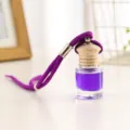 Primo piano dettagliato di un flacone di profumo sospeso per auto con liquido viola. - Viola