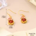 Vue détaillée des boucles d'oreilles lotus dorées avec perles rouges et dimensions. - Style Perle Rouge Lotus (2-26615-5000)