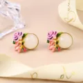 Vue détaillée de boucles d'oreilles fleurs avec pétales en émail rose et perles - Style Floral Rose Violet (2-26987A-8000)
