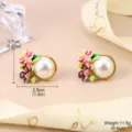 Vue détaillée des boucles d'oreilles fleur et perle, dimensions 1,7x2,5cm et poids 11,5g. - Style Fleur Peinte Grande Perle (2-26987B-8000)
