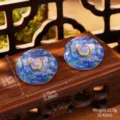 Vue détaillée des boucles d'oreilles émail nymphéas de Monet avec dimensions - Style Pierre Incrustée Ronde (22811A) / Bleu et Violet