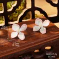 Vue détaillée des boucles d'oreilles fleur en émail nymphéas rétro de style Monet - Style Fleur de Nénuphar (28990A) / Dégradé Rose Bleu