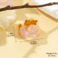 Détail d'une bague ouverte fleur en émail rose avec dimensions indiquées - Style Fleur en Relief (1-3933B-4600)