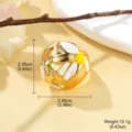 Détail macro d'une bague dorée texturée avec fleur en émail blanc, taille 2,35 cm - Style Papillon Floral (1-4948A-4800)