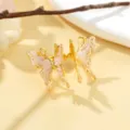 Détail d'une bague ouverte dorée ornée de deux papillons en émail rose clair avec texture. - Style Papillon Doré (1-4963A-5200)