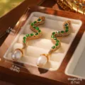 Detailaufnahme der Vintage-Schlangenohrringe mit Größen- und Gewichtsangaben - Vintage Gold Schlangenstil mit Perle (E4-23070-7500)