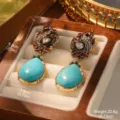 Detailansicht von Vintage-Palast-Ohrringen mit Türkis in einer edlen Schmuckschatulle - Vintage Gold Phönix Türkis Stil (E4-23139A-6500)