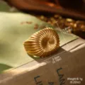 Vue rapprochée d'une bague vintage en or nervuré avec dimensions et poids indiqués - Bague à Texture Plissée (1-4557-4500) / Doré (1-4557-4500)