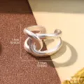 Détails d'une bague nœud vintage argentée avec dimensions et poids de 1,4 cm et 2,15 cm - Bague Nœud Entrelacé Géométrique (1-3935A-4200) / Argent mat