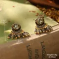 Vue détaillée de boucles d'oreilles style palais vintage avec perles et cristaux - Boucles d'Oreilles Gland (2-10385F-7500) / Gland Gris (2-10385F-7500)