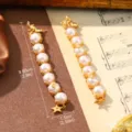 Vue détaillée des boucles d'oreilles pendantes en perles dorées vintage avec mesures - Boucles d'Oreilles Gland Perle Abeille Étoile (2-19972A-14000) / Perle Artificielle Blanche