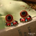 Gros plan de boucles d'oreilles rétro à perles et glands avec dimensions et poids. - Boucles d'Oreilles Gland à Perles Multicolores (2-10386F-8000) / Gland Rouge (2-10386F-8000)